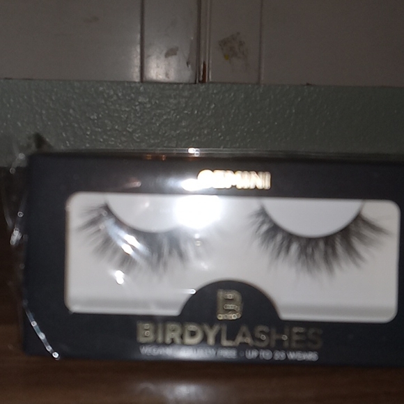 Lashes - Picture 3 of 5